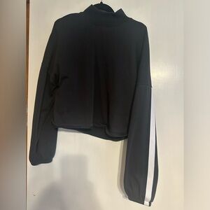 Black crop sweatshirt